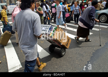 Horden Kreuz West 34th Street im Herald Square in New York auf Donnerstag, 6. August 2009 Richard B Levine Stockfoto