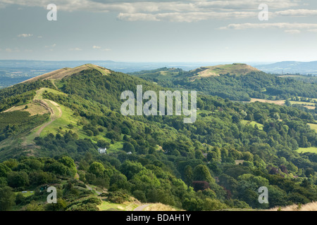 Blick, Blick nach Süden entlang der Malvern Hills in Richtung Herefordshire Leuchtfeuer vom Sommer Hill Worcestershire UK Stockfoto