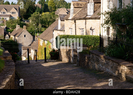 Chipping Schritte, Tetbury, mit den alten Weber Cottages auf der rechten Seite Stockfoto