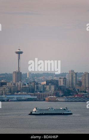 Eine super Fähre von Bainbridge Island fährt vorbei an der Space Needle Ziel am Coleman Dock in Seattle, Washington. Stockfoto