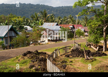 Indonesien Sulawesi Buton Insel Labundo Bundo Dorfhäuser entlang der Hauptstraße Stockfoto