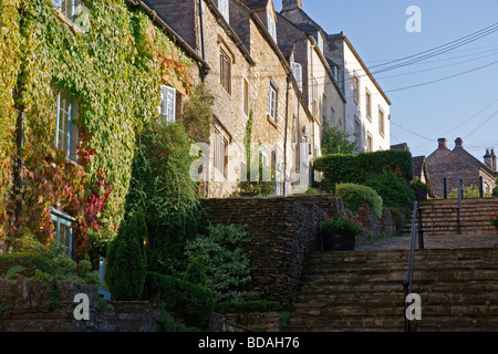 Chipping Schritte, Tetbury, mit den alten Weber Cottages auf der linken Seite Stockfoto