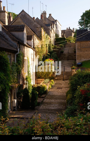 Chipping Schritte, Tetbury, mit den alten Weber Cottages auf der linken Seite Stockfoto