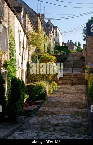 Chipping Schritte, Tetbury, mit den alten Weber Cottages auf der linken Seite Stockfoto