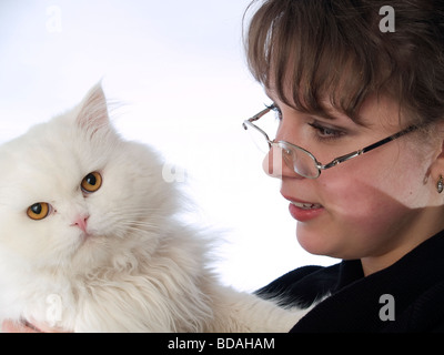 Junge Dame mit weißen Katze Stockfoto