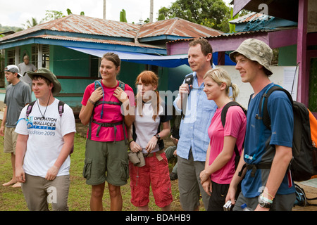 Indonesien Sulawesi Buton Insel Labundo Bundo Betrieb Wallacea Oberstufe Studenten anhören Wissenschaftler vor Waldspaziergang Stockfoto