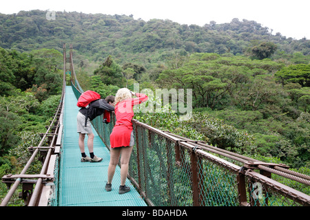 Costa Rica Monteverde Nebelwald Nationalpark tropischen Regenwald Wanderer entlang erhöhten Himmel gehen zentrale Lateinamerika Stockfoto