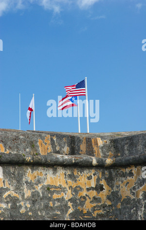 USA und Puerto Rico Fahnen am Castillo de San Felipe del Morro in old San Juan, Puerto Rico Stockfoto