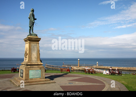 Captain James Cook Statue mit Whitby Hafeneinfahrt im Hintergrund Stockfoto