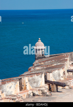 Restaurierten Wachturm und Kanonen mit Meer unten am Castillo de San Felipe del Morro in old San Juan, Puerto Rico Stockfoto