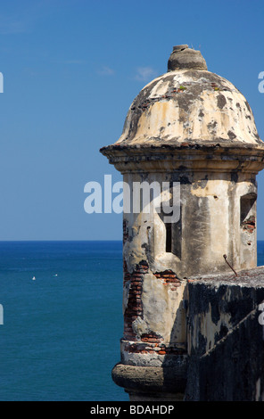 Nahaufnahme der baufällige Wache Turm-Castillo de San Felipe del Morro in old San Juan, Puerto Rico Stockfoto