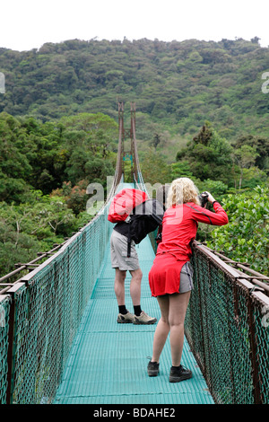 Costa Rica Monteverde Nebelwald Nationalpark tropischen Regenwald Wanderer entlang erhöhten Himmel gehen zentrale Lateinamerika Stockfoto