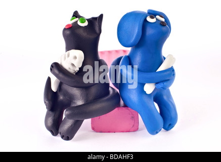 Plastilin Katze und Hund sitzen Rücken an Rücken Stockfoto