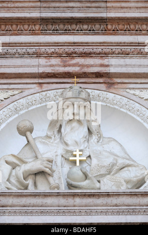 Budapest, Ungarn. Basilika St. Stephen - Büste von St Stephen an der Fassade Stockfoto