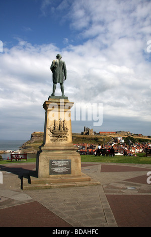 Captain James Cook Statue mit Kirche und Whitby Abtei St. Hilda im Hintergrund Stockfoto