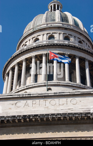 Nahaufnahme des Capitolio Nacional in Alt-Havanna mit kubanischen Flagge weht im Wind Stockfoto