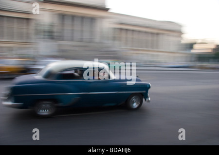 Classis Auto in Bewegung auf der Straße vor dem Capitolio in Alt-Havanna Stockfoto