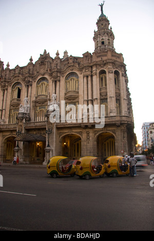 In der Nähe El Capitolio in Havanna bei Sonnenuntergang. Teatro Nacional ist auf der anderen Straßenseite Stockfoto