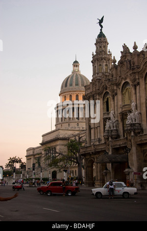 In der Nähe El Capitolio und Teatro Nacional in Alt-Havanna bei Sonnenuntergang Stockfoto