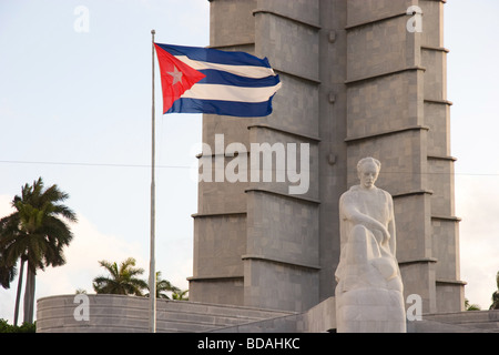 Hinterleuchtete kubanische Flagge fliegt über Statue von Jose Marti vor Memorial Tower am Plaza De La Revolucion in Havanna Kuba Stockfoto