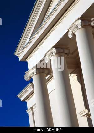 Steinsäulen vor einem tiefblauen Himmel Stockfoto