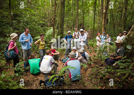 Indonesien Sulawesi Betrieb Wallacea Oberstufe Studenten ruht im Wald spazieren Stockfoto