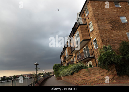 Die Themse Weg fotografiert während Sonnenuntergang kurz vor einem Sommergewitter. Stockfoto