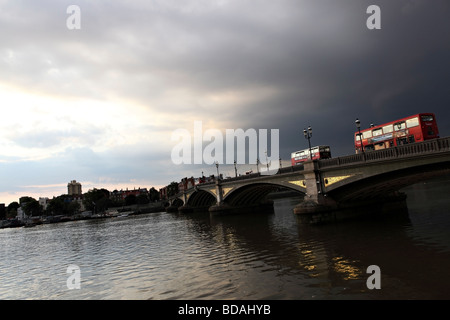 Battersea Brücke fotografiert während Sonnenuntergang kurz vor einem Sommergewitter. Stockfoto