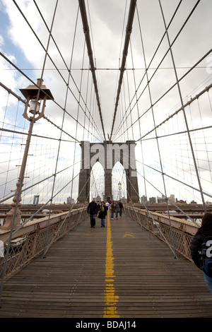 Touristen und Pendler Spaziergang entlang der Fußgängerzone Deck von der Brooklyn Bridge, untere Manhattan, New York Stockfoto