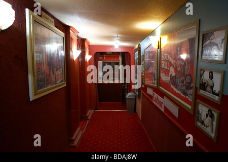 Halle und Ticketkiosk mit alten fünfziger Jahren b Filmplakaten im Eingangsbereich des tudor-privatkinos in Comber County in Nordirland Stockfoto