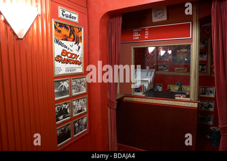 Ticket und Konzession Kiosk mit alten 50er Jahre B-Movie-Poster in der Eingangshalle des tudor Privatkino in Comber Stockfoto