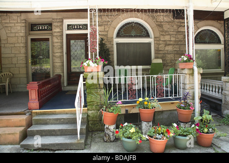 Veranda und Eingang zur Terrasse im Queen Anne Stil oder Reihenhaus. Stockfoto