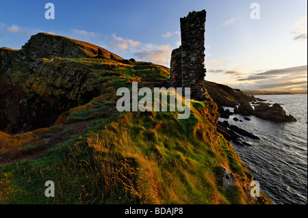 Abendlicht auf den Ruinen der Burg schnell an der Küste von Berwickshire in den Scottish Borders Stockfoto