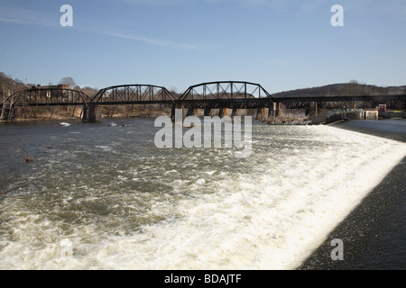 Wehr am Delaware River bei Easton PA wo der Delaware canal trennt sich ab von den Delaware River. Stockfoto