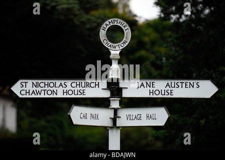 Altmodisches Schild weist uns den Weg zu den englischen Dorf Chawton Hauptattraktionen, Hampshire, UK. Stockfoto