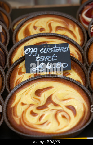 Eiercreme Torten für den Verkauf auf einem Imbissstand auf einem outdoor-Food-Markt in Großbritannien Stockfoto