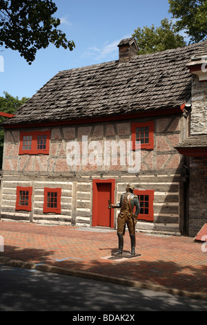 Golden Plough Inn mit einer Bronzestatue des Marquis de Lafayette auf Ziegel Bürgersteig. Stockfoto