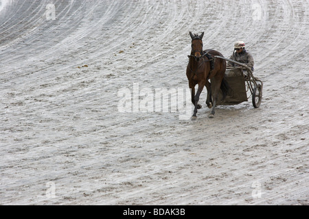 Trabrennen Jockeys training ihrer Pferde in kalten regnerischen Bedingungen in Monticello, New York. Stockfoto