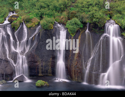 Hraunfossar eine Reihe von Wasserfällen entstehen unter einem Lavastrom in den Fluss Hvita West Island-Europa Stockfoto