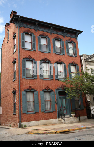 Dreistöckiges rotes Backsteingebäude mit dekorativer italienischer Fassade. York Pennsylvania Stockfoto