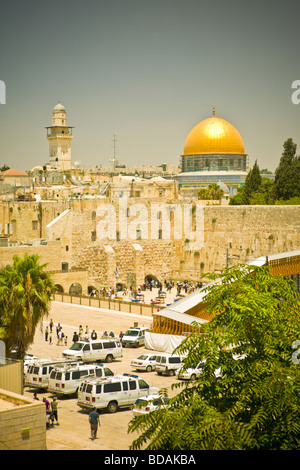 Schweren polizeiliche Sicherheit an Klagemauer am Fuße des den Tempelberg in Jerusalem zeigt die Kuppel von The Rock und Minarett. Stockfoto