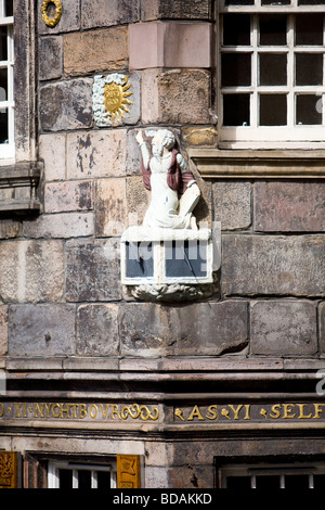 Das Schnitzwerk von John Knox die schottischen 16. Jahrhundert religiösen Reformer, an der Ecke seines Hauses in Edinburghs Royal Mile. Stockfoto