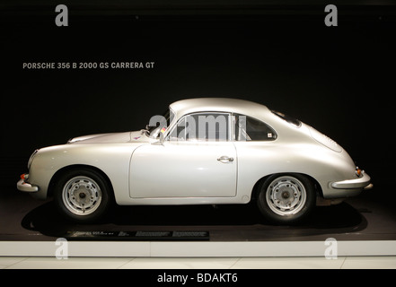 Porsche Carrera GT im Porsche Museum in Stuttgart, Deutschland Stockfoto