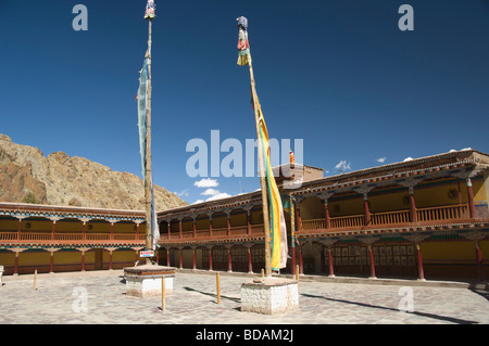 Gebetsfahnen vor einem Kloster Hemis Kloster Hemis, Ladakh, Jammu und Kaschmir, Indien Stockfoto