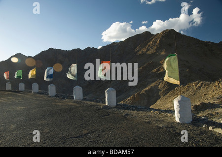 Gebetsfahnen entlang einer Straße, Ladakh, Jammu und Kaschmir, Indien Stockfoto