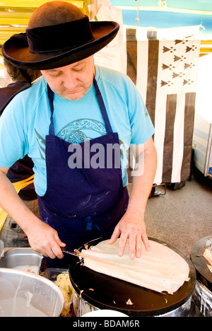 Machen Pfannkuchen auf einem Markt in Britany, Frankreich Stockfoto