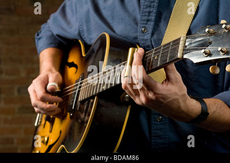 Mann Gitarre spielen Stockfoto