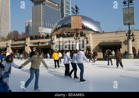 McCormick Tribune Ice Rink Millennium Park mit Skatern. Chicago, Illinois Stockfoto