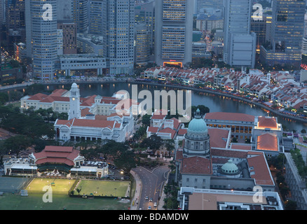 Luftaufnahme des Singapur Financial District am Abend Stockfoto
