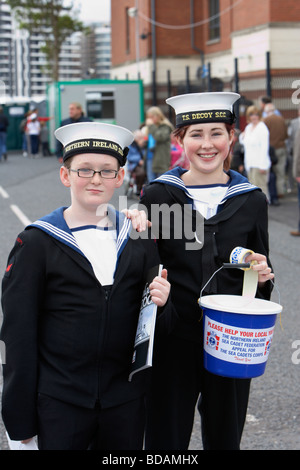 zwei Meer Kadetten jungen und Mädchen, die Geld für wohltätige Zwecke auf einer Outdoor-Veranstaltung in Belfast Stadt Nordirland Vereinigtes Königreich Stockfoto